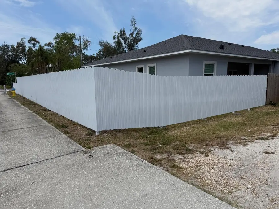 Fence company Ocala, FL β white vinyl privacy fence on a new-construction corner lot