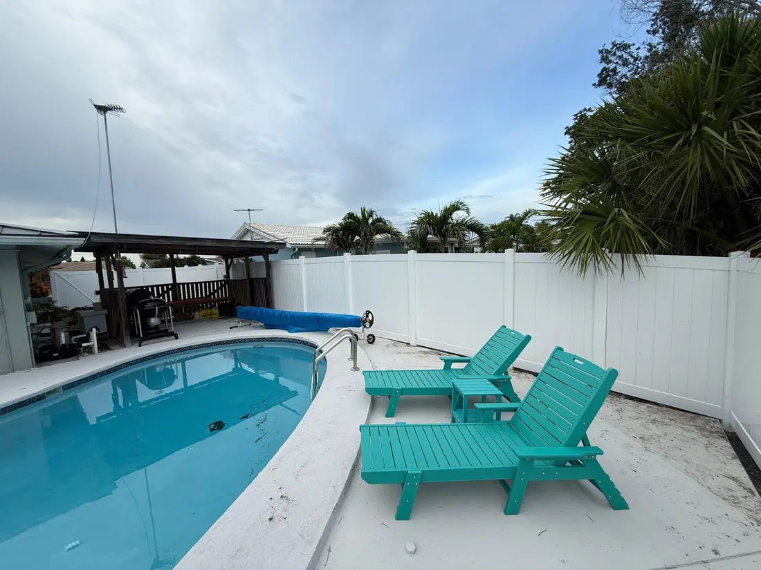 White vinyl fence line along a Tampa-area backyard