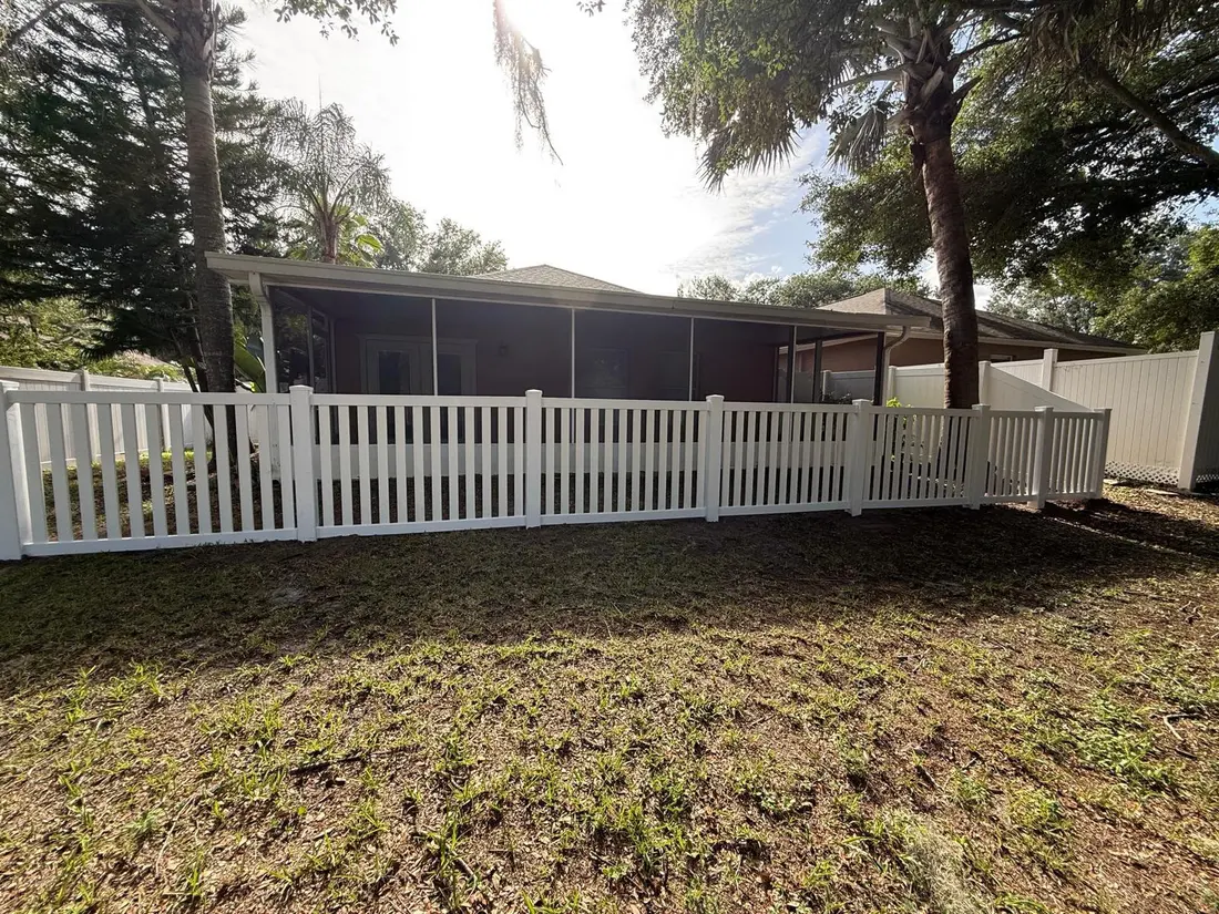 White vinyl fence installation in a Florida yard