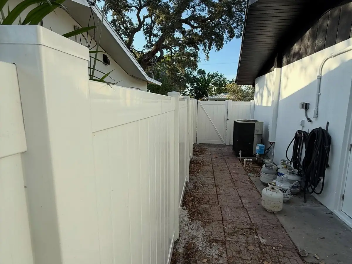White vinyl fence installation in a Tampa side yard